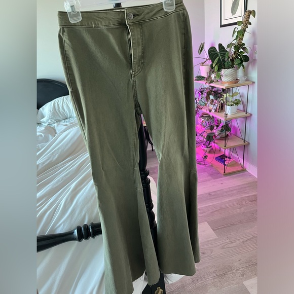 Free people size 26 NWOT bell bottomed green jeans - Picture 2 of 4
